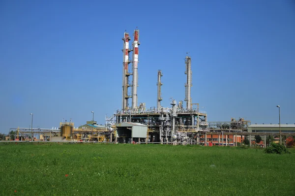 Нефтеперерабатывающий завод — стоковое фото