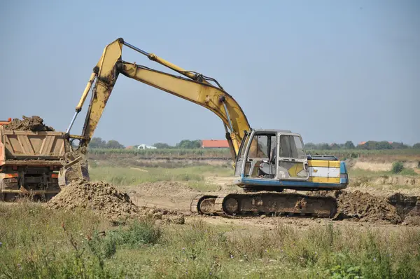 Escavatore giallo in cantiere — Foto Stock
