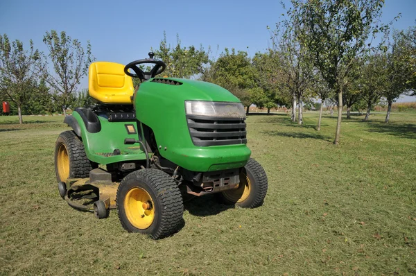 緑の芝生芝刈り機 — ストック写真