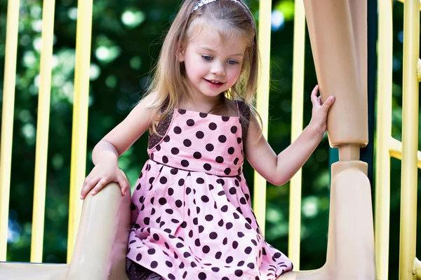 Девочка, играющая на детской площадке 76 — стоковое фото