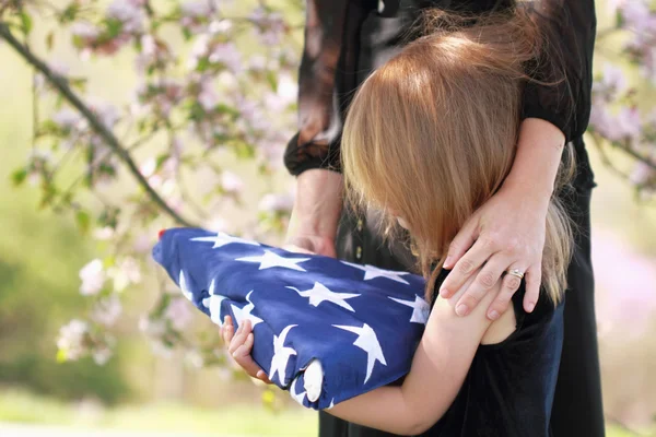 Dítě drží rodičů vlajky — Stock fotografie