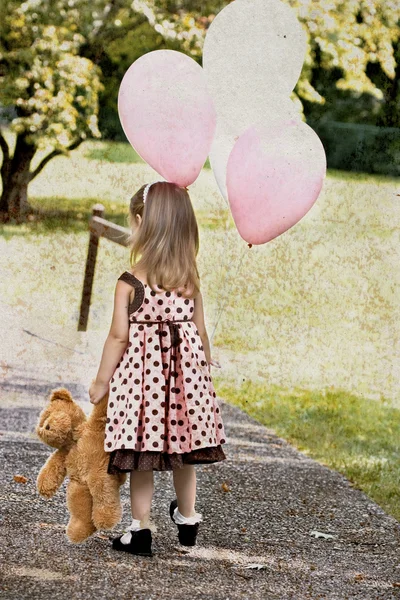Enfant avec ours en peluche et ballons — Photo