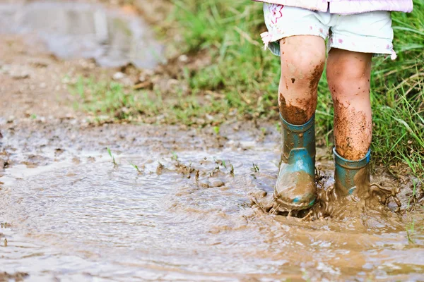 Kind spelen in de modder — Stockfoto