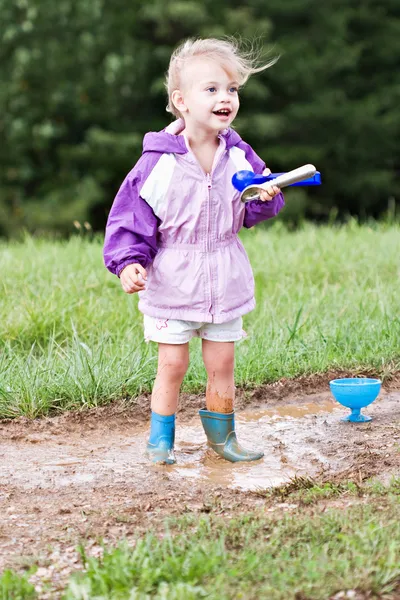 Dziecko grając w błocie — Zdjęcie stockowe