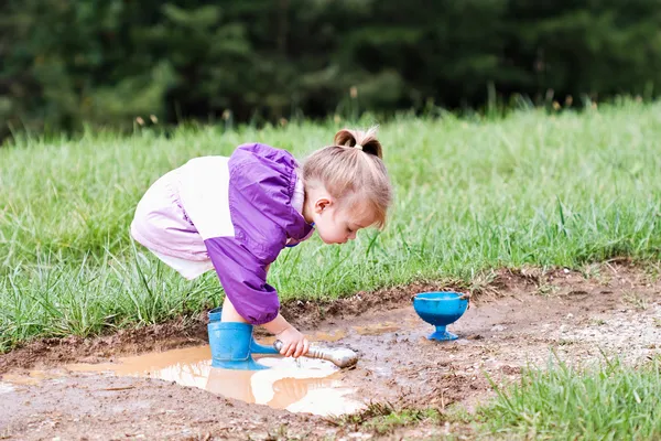 Bambino che gioca nel fango — Foto Stock