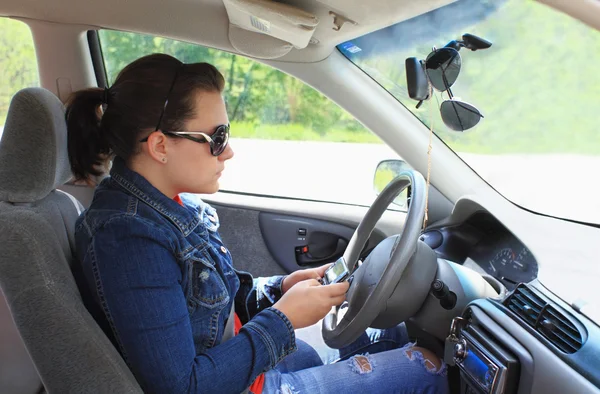 Nastolatki SMS-y podczas jazdy — Zdjęcie stockowe