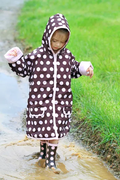Bambino che gioca sotto la pioggia — Foto Stock