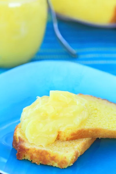 Лимонный творог с лимонным кексом — стоковое фото