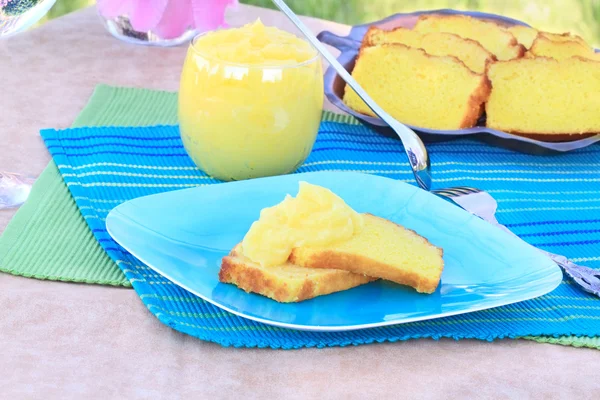 Zitronenpfundkuchen mit Zitronenquark — Stockfoto