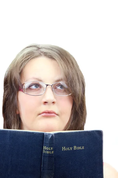 Frau liest Bibel — Stockfoto