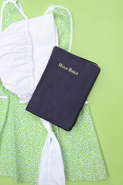 阿米什人服装和圣经 — 图库照片