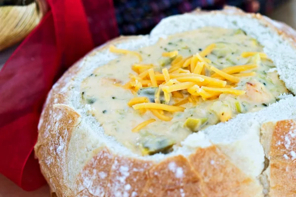 Суп в миске с хлебом — стоковое фото