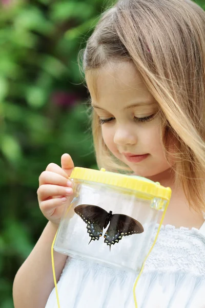 Dítě zachycení motýli — Stock fotografie
