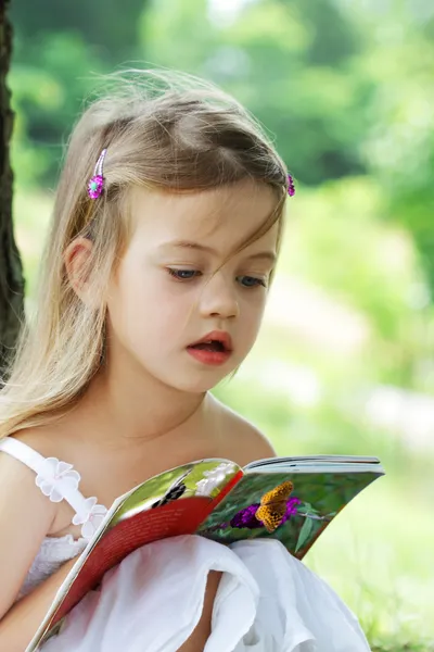 Lectura infantil —  Fotos de Stock