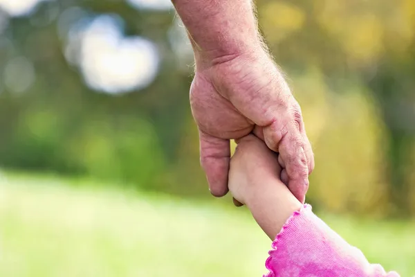 Fäder och döttrar händer — Stockfoto