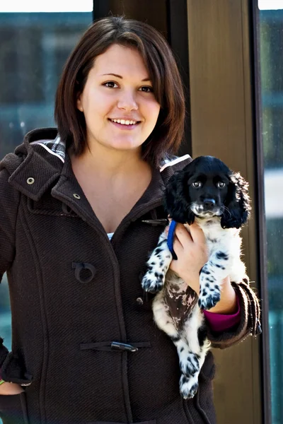 Mooie vrouw met een puppy — Stockfoto