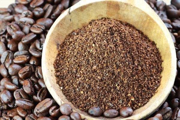 Gemalen koffie en koffiebonen — Stockfoto