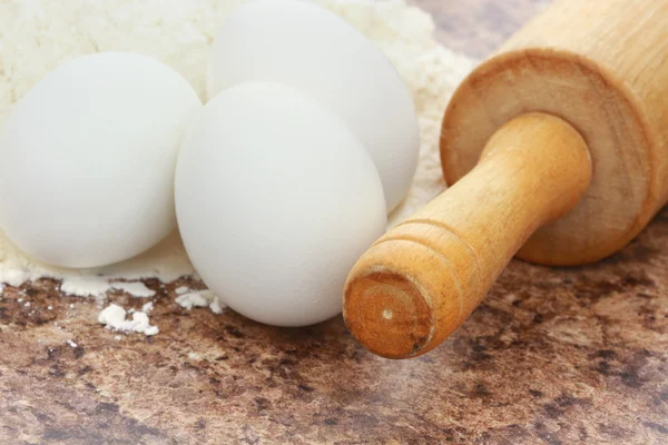 Nudelholz, Eier und Mehl — Stockfoto