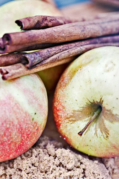 Яблоки и специи — стоковое фото
