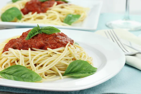 Nudeln und Spaghetti-Sauce — Stockfoto