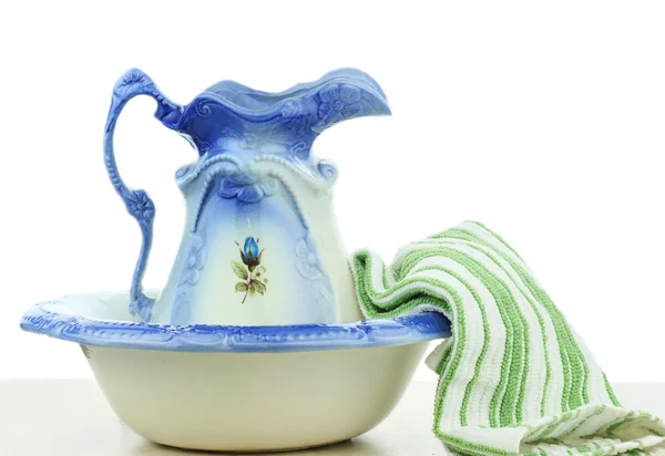 Waterbassin en handdoek — Stockfoto