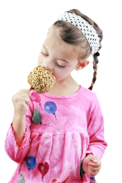 Criança comendo uma maçã de caramelo — Fotografia de Stock