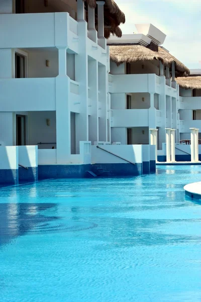 Luxusní hotel a bazén — Stock fotografie