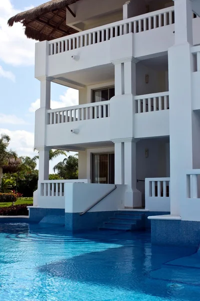Luxury hotel and pool — Stock Photo, Image