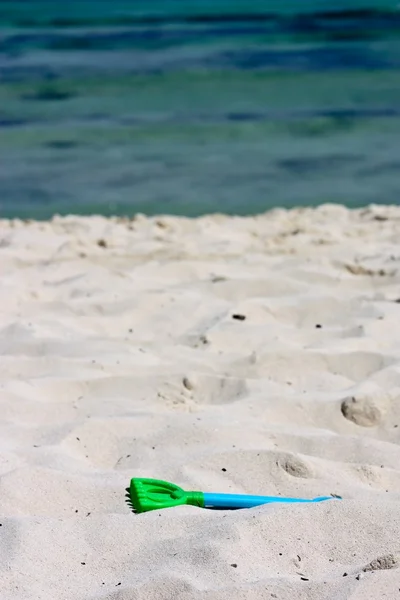 Toy on beach and Ocean background — Stock Photo, Image
