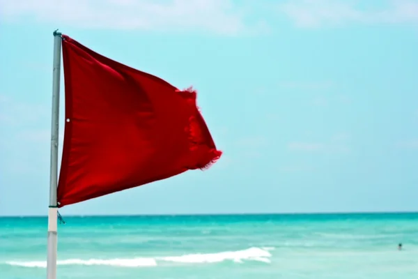 Rudá vlajka na pláži — Stock fotografie