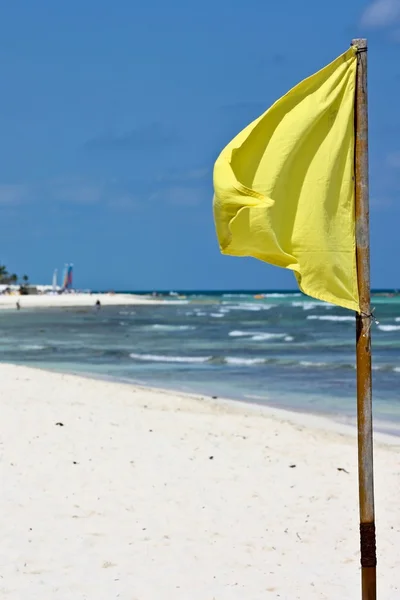 Drapeau jaune sur la plage — Photo