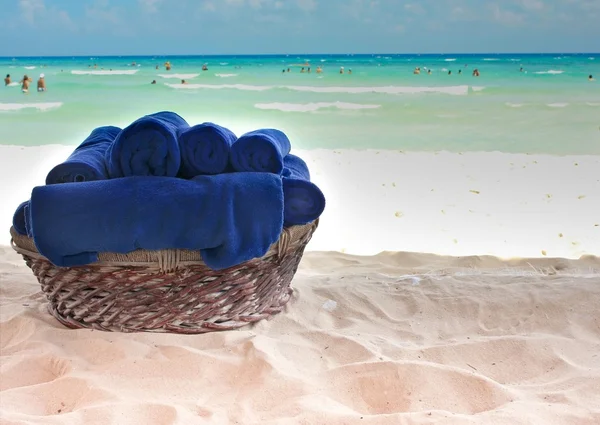 Panier de serviettes sur plage — Stock Photo, Image
