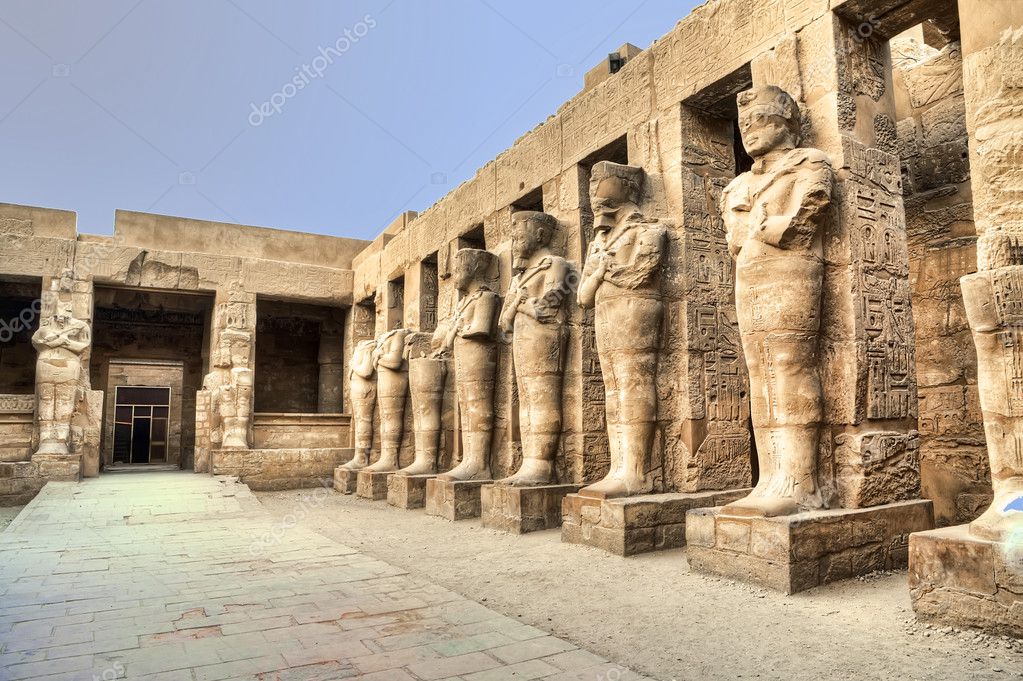 Ancient Egyptian Figures at Temple of Karnak, Luxor, Egypt бесплатно