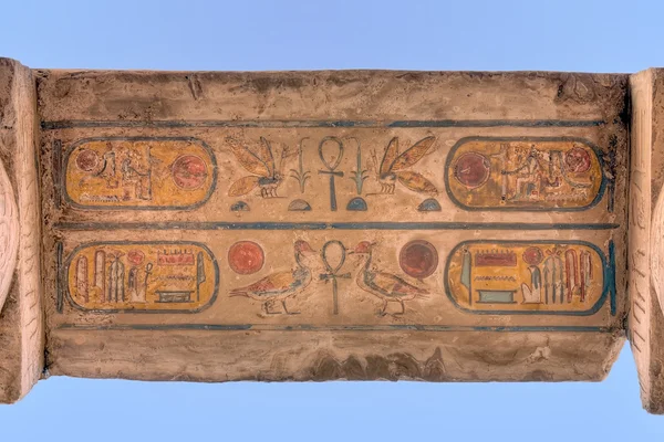Farbenfrohe Hieroglyphen in karnak — Stockfoto