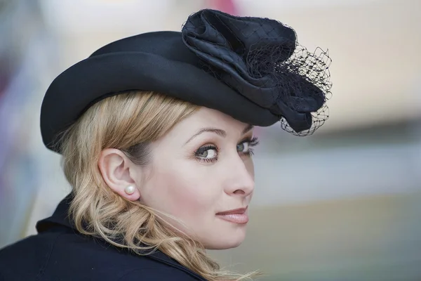 Hermosa dama de sombrero — Foto de Stock