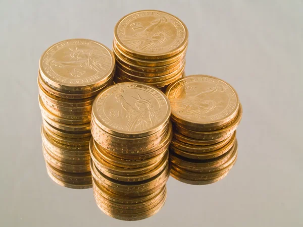 Vier stapels van nieuwe goud ons dollar munten — Stockfoto