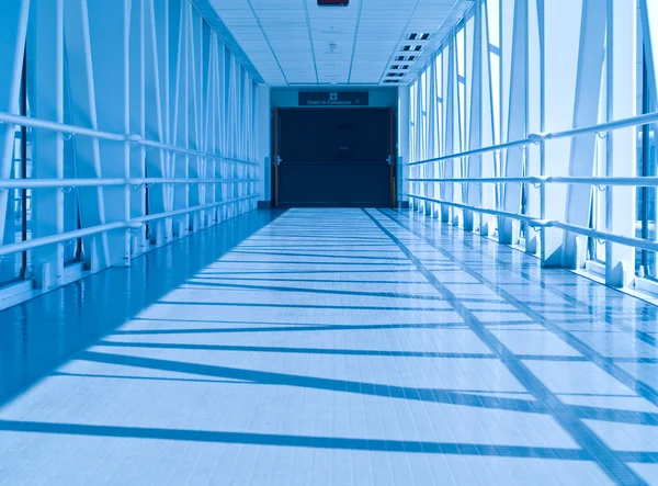 Covered Skywalk Tunnel in a Cold Bluetone — Stock Photo, Image