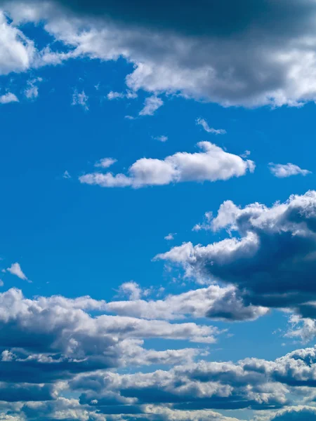 灰色的云在蔚蓝的天空上 — 图库照片