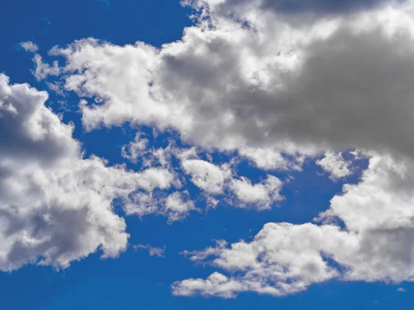Nuvole grigie su un cielo blu — Foto Stock