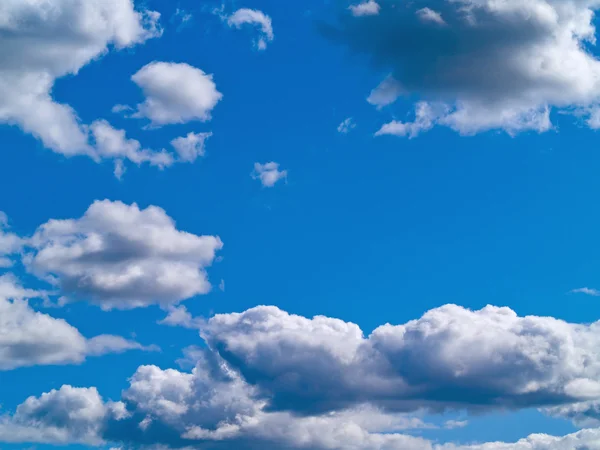 Grijze wolken op een blauwe hemel — Stockfoto