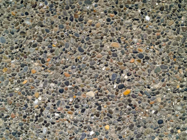 Pared de hormigón hecha de pequeñas rocas de río — Foto de Stock