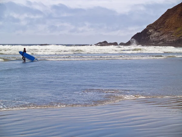 Surfer op de kust van oregon — Stockfoto