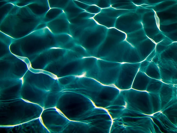 Água da piscina azul iluminada pela lua — Fotografia de Stock