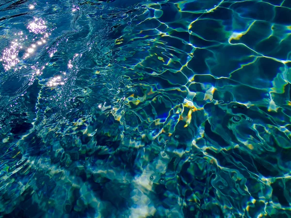 Água da piscina azul iluminada pela lua — Fotografia de Stock