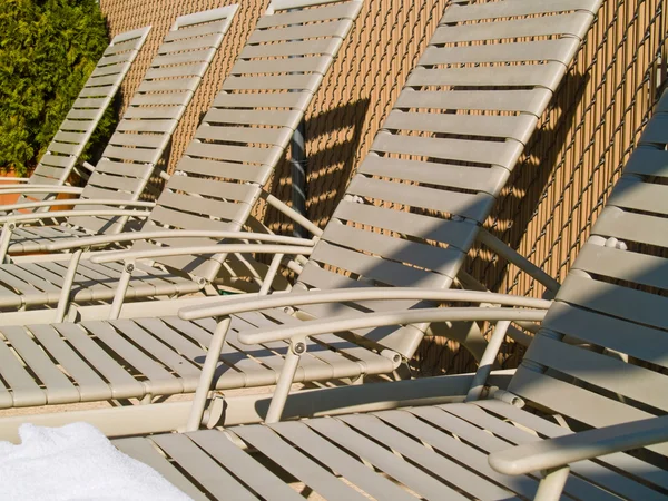 Lounge stoel aan het zwembad — Stockfoto
