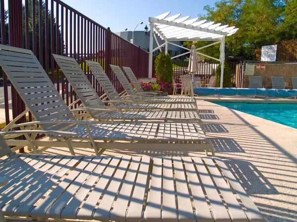 Cadeira de salão à beira da piscina — Fotografia de Stock