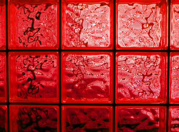 Аннотация окна из стекла синего оттенка
