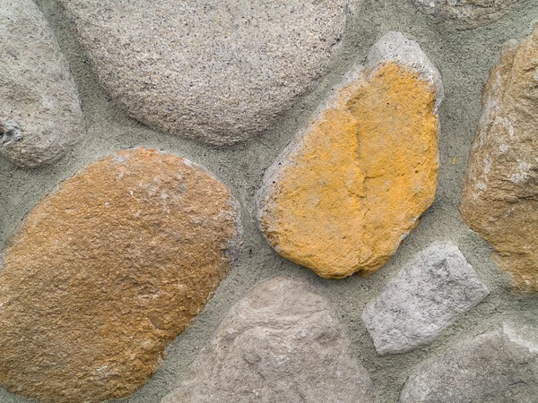 Камень и бетонная стена с большими круглыми камнями — стоковое фото