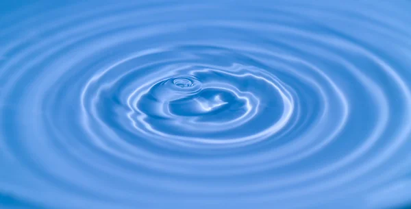 Makro eines Wassertropfens und Wellen — Stockfoto