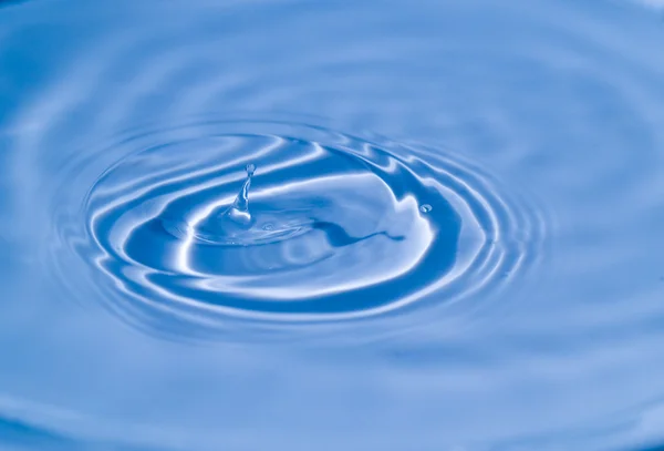 Macro de uma gota de água e ondulações — Fotografia de Stock